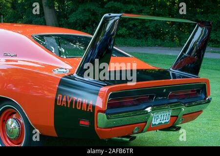 PLYMOUTH, MI/USA - Juli 28, 2019: Nahaufnahme von einem 1969 Dodge Daytona Charger 426 Hemi Flügel auf Anzeige an der Concours d'Elegance von Amerika Auto show T Stockfoto