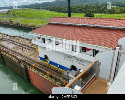 Panama - 11/6/19: Blick auf die Gatun Locks Panama Canal Büros von einem Kreuzfahrtschiff in den Kanal. Stockfoto