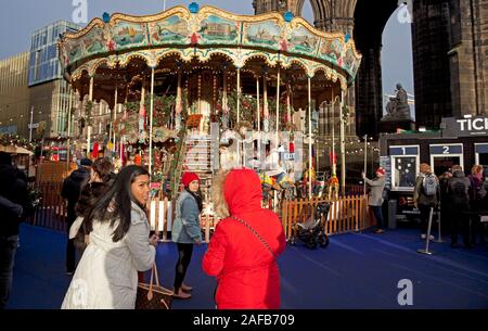 Die Princes Street, Edinburgh, Schottland, Großbritannien. 14 Dez, 2019. Weihnachten Shopper und Touristen braved den stürmischen Wind mit schweren Duschen und die Sonne im Zentrum der Stadt und Weihnachtsmarkt auf diese zweite am vergangenen Samstag vor dem grossen Tag. Stockfoto