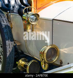 PLYMOUTH, MI/USA - Juli 28, 2019: Closeup ofa 1913 Ross-Royce Silver Ghost Glühlampe Horn auf dem Concours d'Elegance von Amerika Auto Show im Stockfoto