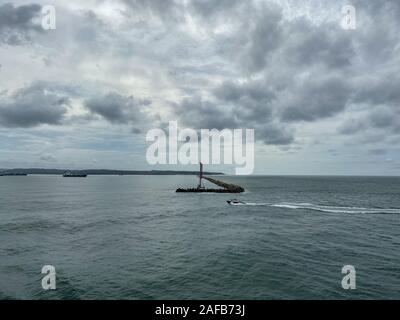 Panama - 11/6/19: Die Sicht von einem Kreuzfahrtschiff der rock Barriere, wie es Verlassen des Panamakanals. Stockfoto