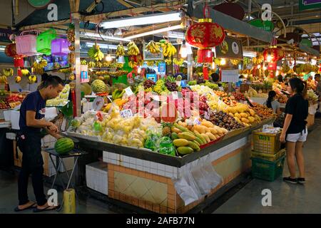 Typische Stände mit riesiger Auswahl eine frischem Obst und Gemüse mit dem Banzaan frische Markt, Patong Beach, Phuket, Thailand Stockfoto