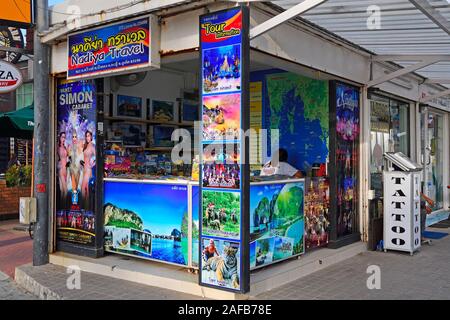 Typischer Straßenstand und Buchung von Touren und Ausflügen, Patong Beach, Phuket, Thailand Stockfoto
