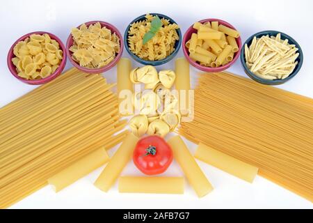 Verschiedene italienische Pasta, Spaghetti, Spaghettini, Cannelloni, Maccheroncini, Maccaroni, Tortellini, Fagiolini, Fusilli, Rigatoni, Farfalle, Gnoc Stockfoto