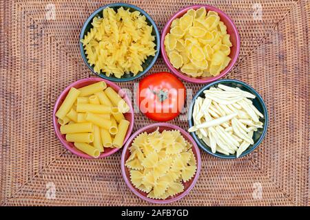 Verschiedene italienische Pasta, Farfafalle, Fusilli, Gnocchi, Rigatoni, Fagiolini, Teigwaren, Nudeln, Tomaten/Paradeiser Stockfoto