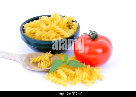 Italienische Pasta Fusilli, Teigwaren, Nudeln, Tomate und Basilikum Stockfoto