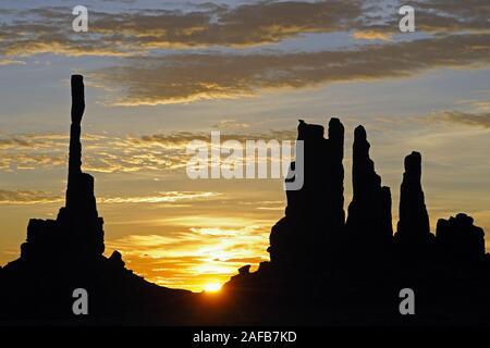 Sonnenaufgang mit "Totempfahl" im Gegenlicht, Monument Valley, Arizona, USA Stockfoto