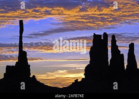 Sonnenaufgang mit "Totempfahl" im Gegenlicht, Monument Valley, Arizona, USA Stockfoto