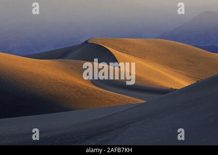 Mesquite flache Dünen, bei Sonnenaufgang, Death Valley Nationalpark, Kalifornien, USA Stockfoto