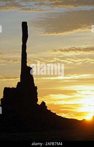 Sonnenaufgang mit "Totempfahl" im Gegenlicht, Monument Valley, Arizona, USA Stockfoto