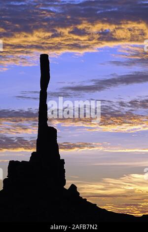 Sonnenaufgang mit "Totempfahl" im Gegenlicht, Monument Valley, Arizona, USA Stockfoto