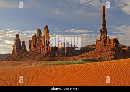 Totem Pole bei Sonnenaufgang, Monument Valley, Arizona, USA Stockfoto