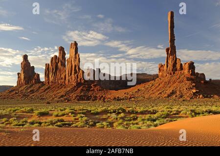 Totem Pole bei Sonnenaufgang, Monument Valley, Arizona, USA Stockfoto