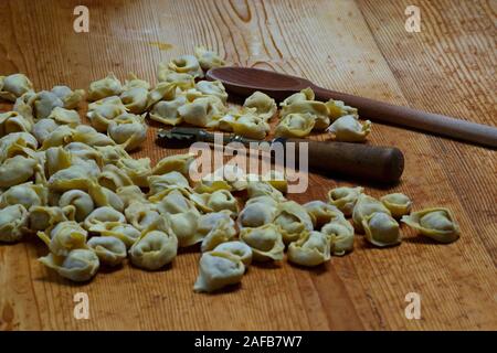 Handgemacht und hausgemachte Tortellini auf einer hölzernen Chopper. Typische produkte von Modena und Bologna, Emilia Romagna, Italien. Traditionelle Küche Stockfoto