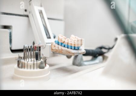 Künstliche Kiefer für Implantate Modellierung mit Dental Bohrer am Arbeitsplatz der Zahntechniker im Labor Stockfoto