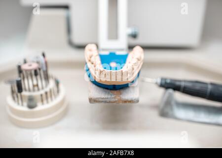 Künstliche Kiefer für Implantate Modellierung mit Dental Bohrer am Arbeitsplatz der Zahntechniker im Labor Stockfoto