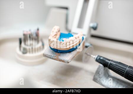 Künstliche Kiefer für Implantate Modellierung mit Dental Bohrer am Arbeitsplatz der Zahntechniker im Labor Stockfoto