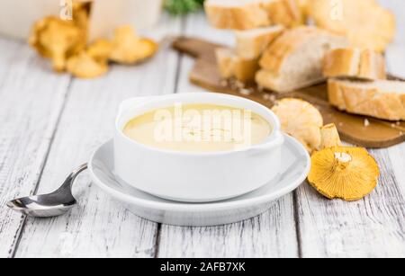 Teil von frischen Pfifferlingen Suppe Nahaufnahme; selektive Fokus Stockfoto