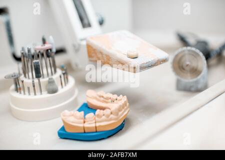 Künstliche Kiefer für Implantate Modellierung mit Dental Bohrer am Arbeitsplatz der Zahntechniker im Labor Stockfoto