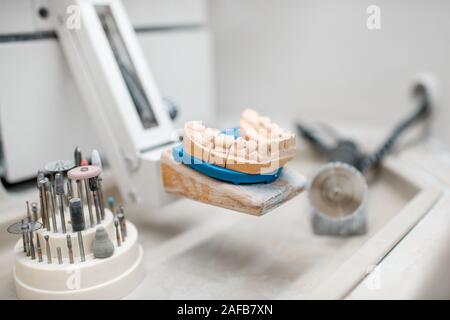 Künstliche Kiefer für Implantate Modellierung mit Dental Bohrer am Arbeitsplatz der Zahntechniker im Labor Stockfoto