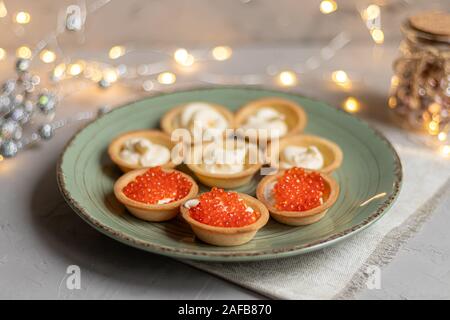 Törtchen mit Frischkäse, Shrimps und roten Kaviar. Urlaub Gericht. Auf der grünen Platte. Stockfoto