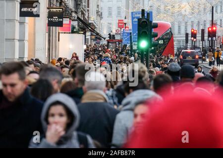 Regent Street, London, UK. 14 Dez, 2019. Weihnachtskäufer füllen Sie das West End von London. Quelle: Matthew Chattle/Alamy leben Nachrichten Stockfoto