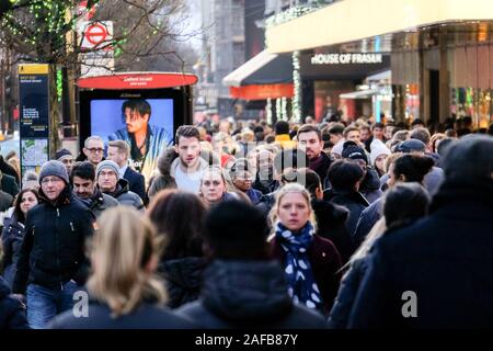 Die Oxford Street, London, UK. 14 Dez, 2019. Weihnachtskäufer füllen Sie das West End von London. Quelle: Matthew Chattle/Alamy leben Nachrichten Stockfoto
