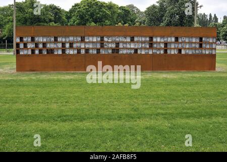 Neu gestaltete Bilderwand mit Fotos der bekannten Maueropfer an der Gedenkstätte Berliner Mauer in der Bernauer Straße in Berlin, Deutschland Stockfoto