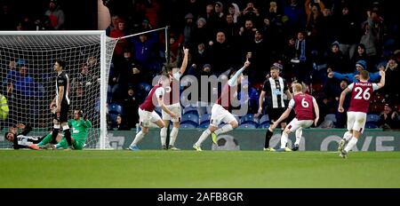 Burnley ist Chris Wood (Mitte) feiert ersten Ziel seiner Seite des Spiels zählen während der Premier League Spiel im Turf Moor, Burnley. Stockfoto