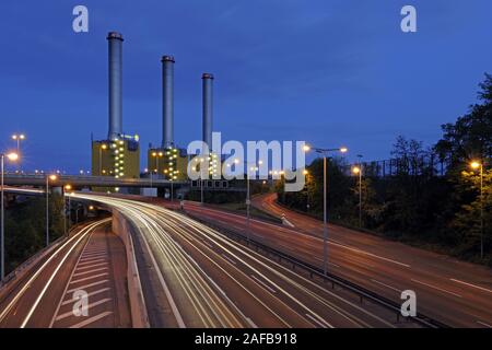 Heizkraftwerk der Firma Vattenfall an der Berliner Stadtautobahn bei Nacht Stockfoto