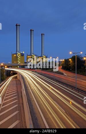 Heizkraftwerk der Firma Vattenfall an der Berliner Stadtautobahn bei Nacht Stockfoto