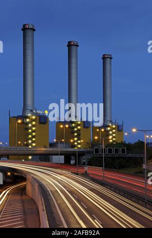 Heizkraftwerk der Firma Vattenfall an der Berliner Stadtautobahn bei Nacht Stockfoto