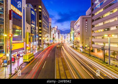 Hiroshima, Japan Stadtbild Blick über Aioi-Dori Avenue, dem zentralen Geschäftsviertel in der Innenstadt in der Dämmerung. Stockfoto