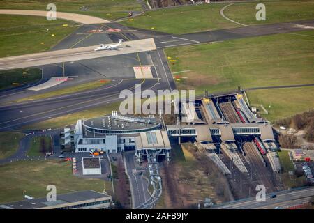 Luftaufnahme Flughafen Düsseldorf Hauptbahnhof ist einer der beiden Bahnhöfe. fahrerlose Ehb SkyTrain verbindet die Stati Stockfoto