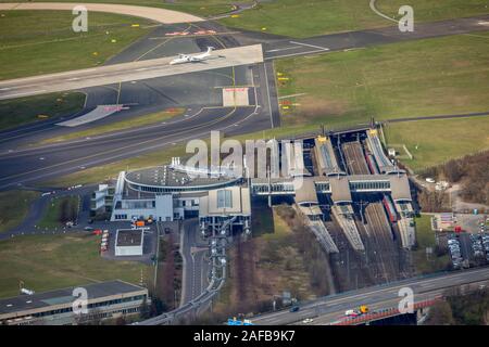 Luftaufnahme Flughafen Düsseldorf Hauptbahnhof ist einer der beiden Bahnhöfe. fahrerlose Ehb SkyTrain verbindet die Stati Stockfoto