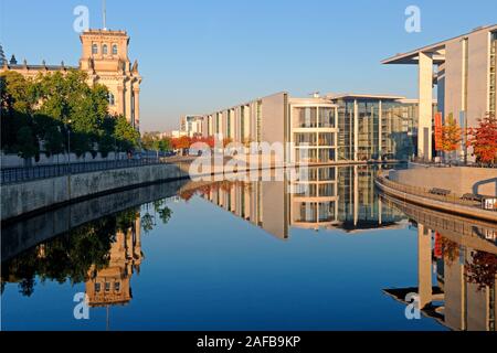 Reichstag, Paul-Löbe-Haus und Marie-Elisabeth-Lüders-Haus, spiegeln sich im Herbst bei Sonnenaufgang an der Spree, Berlin, Deutschland, Europa, oeffe Stockfoto