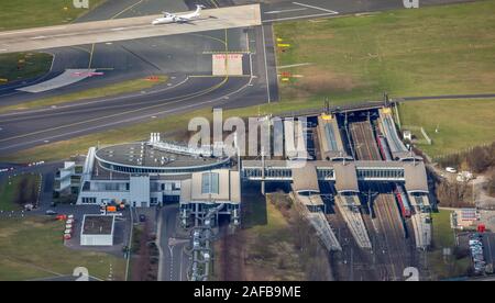 Luftaufnahme Flughafen Düsseldorf Hauptbahnhof ist einer der beiden Bahnhöfe. fahrerlose Ehb SkyTrain verbindet die Stati Stockfoto