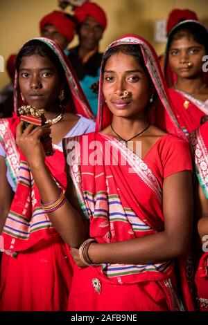 AMRAVATI, MAHARASHTRA, Indien - 9. AUGUST: Nicht identifizierte Gruppe von Korku Stamm feiert Welt tribal Tag durch einen Tanz auf traditionelle Musik, Ko Stockfoto