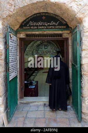 Eingang zur Königin Helen Koptische Orthodoxe Kirche, die sich neben dem (hinter) der Kirche des Heiligen Grabes, in der Nähe der 8. Station Altstadt Ost Jerusalem Israel Stockfoto