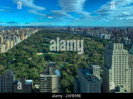 Luftaufnahme entlang der Central Park in New York City von Midtown Manhattan Nord suchen. Stockfoto