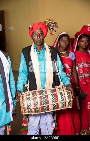 AMRAVATI, MAHARASHTRA, Indien - 9. AUGUST: Nicht identifizierte Gruppe von Korku Stamm feiert Welt tribal Tag durch einen Tanz auf traditionelle Musik, Ko Stockfoto