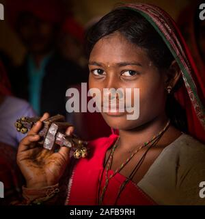 AMRAVATI, MAHARASHTRA, Indien - 9. AUGUST: Nicht identifizierte Gruppe von Korku Stamm feiert Welt tribal Tag durch einen Tanz auf traditionelle Musik, Ko Stockfoto