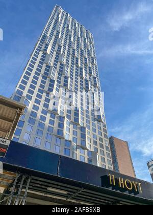 New York City - 15.November 2019: 11 Hoyt Hochhaus in der Innenstadt von Brooklyn Nachbarschaft in Brooklyn, New York City. Stockfoto