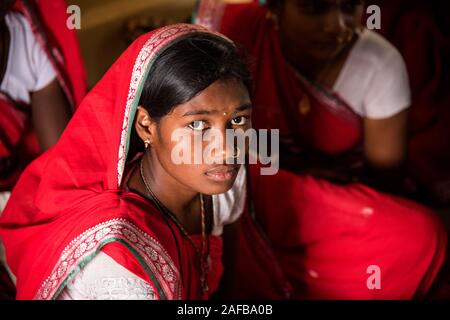 AMRAVATI, MAHARASHTRA, Indien - 9. AUGUST: Nicht identifizierte Gruppe von Korku Stamm feiert Welt tribal Tag durch einen Tanz auf traditionelle Musik, Ko Stockfoto