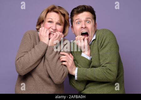 Mitarbeiter Angst Beißen Nägel stehen auf farbigen Hintergrund. Stockfoto