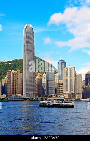 Blick von Kowloon auf die Skyline von Hongkong in Hongkong Island bin River, Central, mit dem IFC-Tower, Hongkong, China Stockfoto