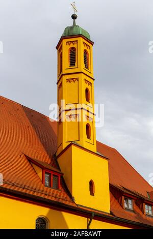 Hellgelber Turm der Spitalkkirche Hl. Geist (Heilig-Geist-Kirche) in Dinkelsbühl, Mittelfranken, Bayern, Deutschland. Stockfoto