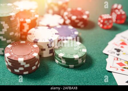 Poker chips, Karten am grünen Tisch. Spielen im Casino Konzept. Stockfoto