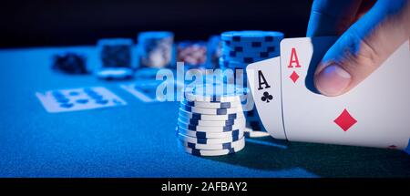 Man spielt Poker im Casino. Halten Sie Karten in der Hand, Glücksspiel Konzept. Breite Bild Hintergrund mit kopieren. Stockfoto