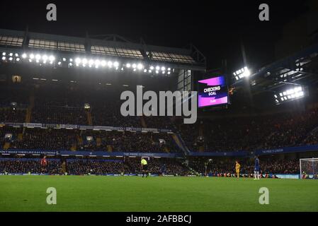 London, Großbritannien. 14. Dez, 2019. Überprüfung Ziel während der Premier League Spiel zwischen Chelsea und Bournemouth an der Stamford Bridge, London am Samstag, den 14. Dezember 2019. (Credit: Ivan Jordanov | MI Nachrichten) das Fotografieren dürfen nur für Zeitung und/oder Zeitschrift redaktionelle Zwecke verwendet werden, eine Lizenz für die gewerbliche Nutzung Kreditkarte erforderlich: MI Nachrichten & Sport/Alamy leben Nachrichten Stockfoto